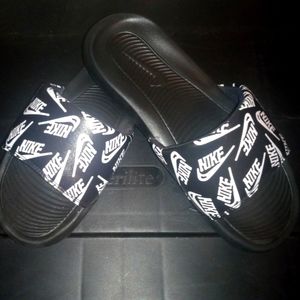 EUC Women's Nike slide